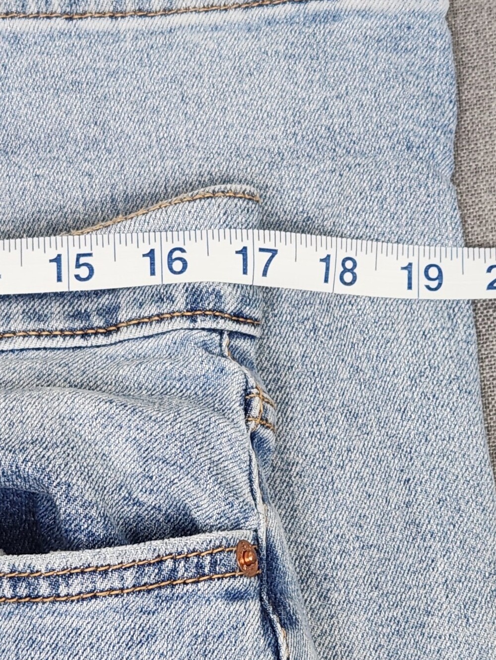 Levis Wedgie Strap Light Wash Distressed Style Denim Jeans. 32 × 28 - Picture 11 of 12